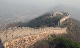 Wielki Mur atakowany przez deszcz i wandali