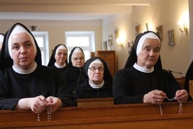 Modlitwa różańcowa sióstr pasjonistek przed obrazem Czarnej Madonny