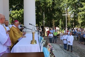 Biskup Roman Marcinkowski w Opinogórze modlił sie o pokój w ojczyźnie i dziękował za bohaterów z 1920 roku.