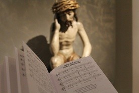 Figura Chrystusa frasobliwego z Długosiodła w Muzeum Diecezjalnym w Płocku.