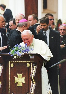 Jan Paweł II - modlitwa wśród tłumu