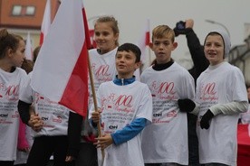 W biegu niepodległości ulicami miasta Płocka, zdaniem organizatorów, wzięło udział ponad 500 osób