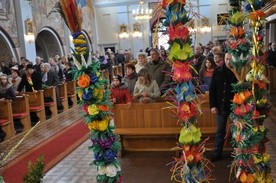 Własnoręcznie zrobione palmy ozdobiły prezbiterium kościoła parafialnego pw. św. Jana Chrzciciela