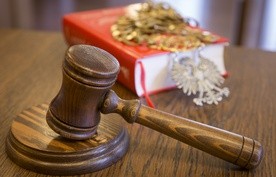 Urzędniczka skarbówki z Bartoszyc stanie przed sądem za brak żarówki w aucie