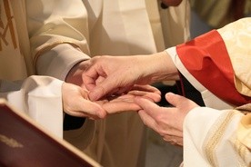 Biskup namaszcza dłonie nowego kapłana