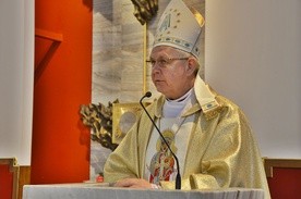 Abp Tomasz Peta głosi kazanie w płońskiej świątyni jubileuszowej Roku Miłosierdzia