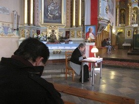 Akcja "Przasnysz czyta papieża" w kościele farnym