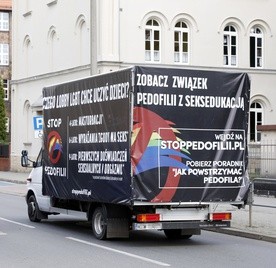 Samochód promujący na ulicach miast akcje STOP PEDOFILII