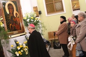 Czuwanie przed obrazem Matki Bożej Częstochowskiej w kościele w Sudragach; przy obrazie bp Piotr Libera
