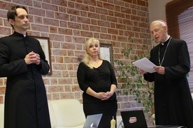 Biskup płocki Piotr Libera, dr Iwona Zielonka i ks. Andrzej Janicki w czasie spotkanie w kurii diecezjalnej.