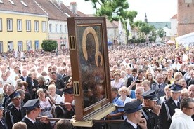 Tłumy wiernych otaczają wizerunek Matki Bożej Częstochowskiej na rynku w Pułtusku