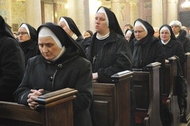 Siostry pasjonistki na modlitwie w płockiej katedrze