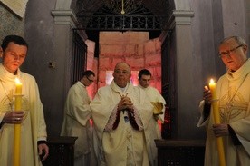 Biskupi Roman Marcinkowski, Piotr Libera i Miroslaw Milewski przy ciemnicy na zakończenie liturgii Wielkiego Czwartku