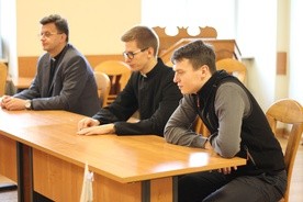 Świadectwem rozeznawania powołania podzielili się z młodszymi kolegami klerycy Piotr i Radek. Wraz z ks. prefektem Radkiem Zawadzkim, odpowiadali na pytania młodych ludzi.