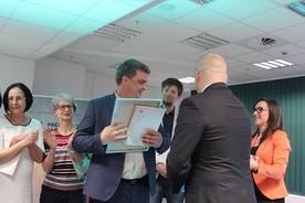 Ks. Rafał Grzelczyk odbiera nagrodę dla Fundacji "Studnia"