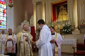 Biskup Piotr Libera dokonał poświęcenia odnowionych ołtarzy, stacji drogi krzyżowej i malatury kościoła.