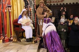 Pokłon mędrców przed Świętą Rodziną w kościele farnym.