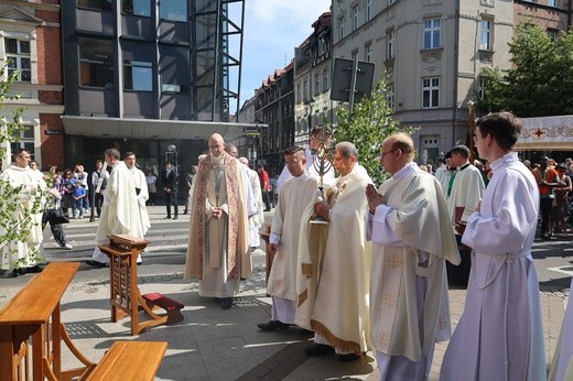 Katowice. Procesja ulicami miasta