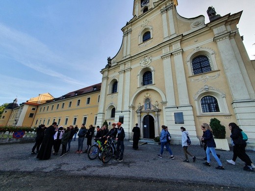 Nocna pielgrzymka młodzieży do Rud