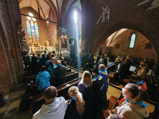 Nocna pielgrzymka młodzieży do Rud