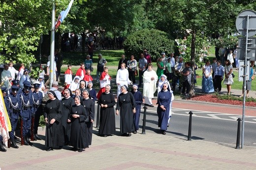 Katowice. Procesja ulicami miasta
