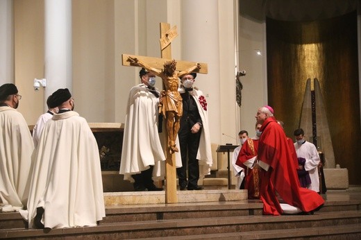 Katowice. Liturgia Wielkiego Piątku w katedrze