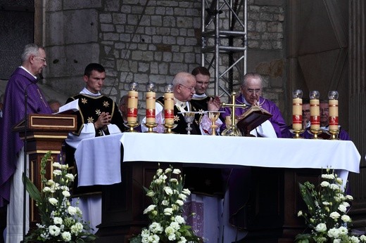 Kard. Macharski spoczął na Wawelu