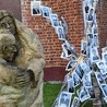 Pomnik katyński i okolicznościowa instalacja na rocznicę katastrofy smoleńskiej przed kościołem ojców pasjonistów w Przasnyszu