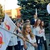 Młodzież z Parafialnego Centrum Światowych Dni Młodzieży w procesji powitania obrazu Matki Bożej Częstochowskiej