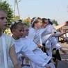 Hołd dzieci w czasie procesji z obrazem Czarnej Madonny