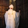 Biskup płocki uroczyście otwiera Bramę Miłosierdzia w bazylice katedralnej na Tumskim Wzgórzu