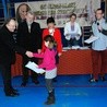 Najmłodsza uczestniczka szachowych rozgrywek z Gąbinie, 8-letnia Katarzyna Milczarek z Gąbina, odbiera gratulacje od ks. kan. Józefa Szczecińskiego