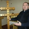 Ks. Zbigniew Kaniecki, duszpasterz trzeźwości w diecezji płockiej, wyjaśnia znaczenie krzyża "karawaki", który jest szczególnym drogowskazem dla wszystkich proszących o trzeźwość