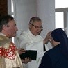 Bp Piotr Libera udzielił sakramentu namaszczenia chorych w kaplicy Domu Pomocy Społecznej w Przasnyszu, w którym posługują siostry szarytki