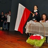 Młodzież ze szkoły specjalnej na scenie auli parafialnej u św. Maksymilinana Marii Kolbego w Płońsku