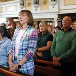 Szymonowo - pielgrzymi przy grobie Anatola Kaszczuka.
