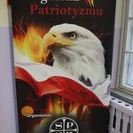 Patriotyczne śpiewanie przy ognisku