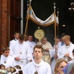 Popowo Kościelne. Procesja eucharystyczna z udziałem abp. Salvatore Pennacchia