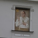 Płock. Dziękczynna modlitwa pod oknem papieskim