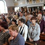 Szymonowo - pielgrzymi przy grobie Anatola Kaszczuka.