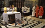 "Gorzkie żale" śpiewano przed wystawionym Najświętszym Sakramentem. Nabożeństwo zakończyła procesja eucharystyczna i błogosławieństwo