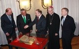 Uroczystość przekazania Pontyfikału Płockiego w obecności ministra spraw zagranicznych, biskupa płockiego i ambasadora Niemiec w Warszawie odbyła się w Ministerstwie Spraw Zagranicznych w Warszawie