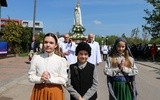 Trójka dzieci przebranych za Łucję, Franciszka i Hiacyntę towarzyszyła figurze Pani Fatimskiej w czasie obchodów 100. rocznicy objawień fatimskich w Ciechanowie 