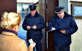 Szczegółowa kontrola dokumentów przed wejściem na teren płońskiego aresztu