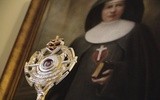 Relikwiarz bł. M. Klary Szczęsnej, współzałożycielki zgromadzenia sióstr sercanek, w tle jej obraz
