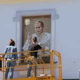 Mozaika papieska w oknie domu biskupiego w Płocku