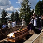 Obrzędom pogrzebowym s. Anny Klaty, na cmentarzu parafialnym w Rokiciu, przewodniczył ks. proboszcz Marek Podsiadlik