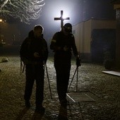 Chorzów. Nocna droga krzyżowa dla mężczyzn z Klimzowca do Piekar Śląskich