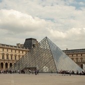 Paryż, Luwr. Ze współczesną piramidą