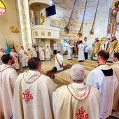 Święcenia prezbiteratu na Suchej Górze. Biskup Andrzej Iwanecki udzielił ich salezjaninowi
